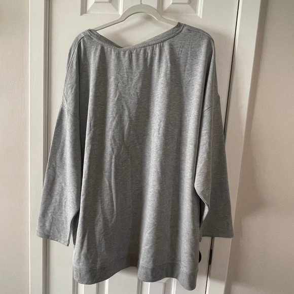 New Rae Dunn Gray Plus Size Mom Life Sweatshirt 3X and Cozy Socks - Picture 8 of 12